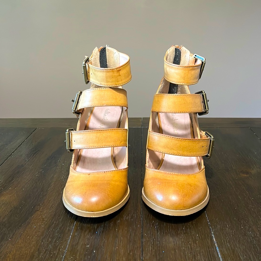 Altar’d State size 7 triple strap heel